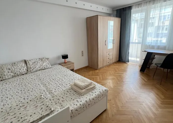 2 Bedrooms, 2 Wc, Free Parking, Center Location, Sunny Bijou Flat דירה